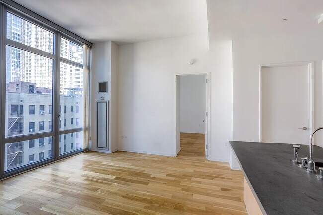 Foto del edificio - 310 W 52nd St