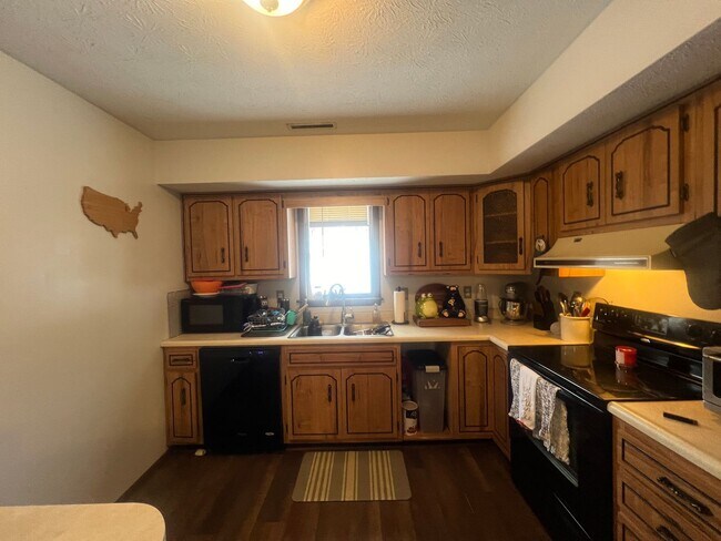 Building Photo - 3 Bedroom/ 1.5 Bath Townhome - Med Center/...