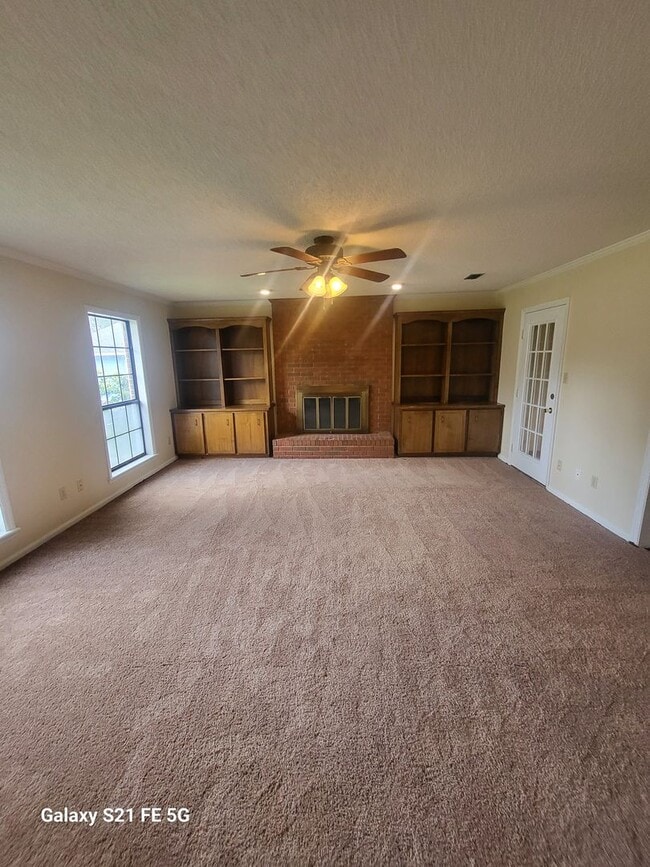 Building Photo - 3 bedroom, 2 bath home