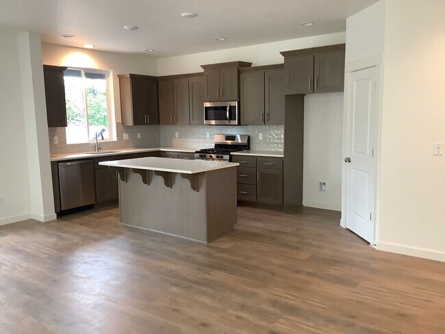 Foto del edificio - 4-Bedroom 3-Bathroom Townhouse style home