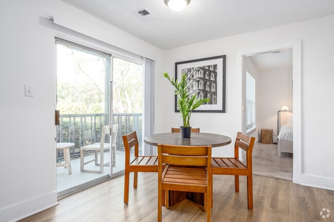 2BR, 2BA - 1,052SF - Dining Room - RADIUS Duluth