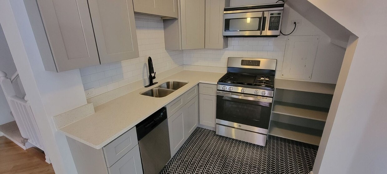 Kitchen - 1875 N Sheffield Ave