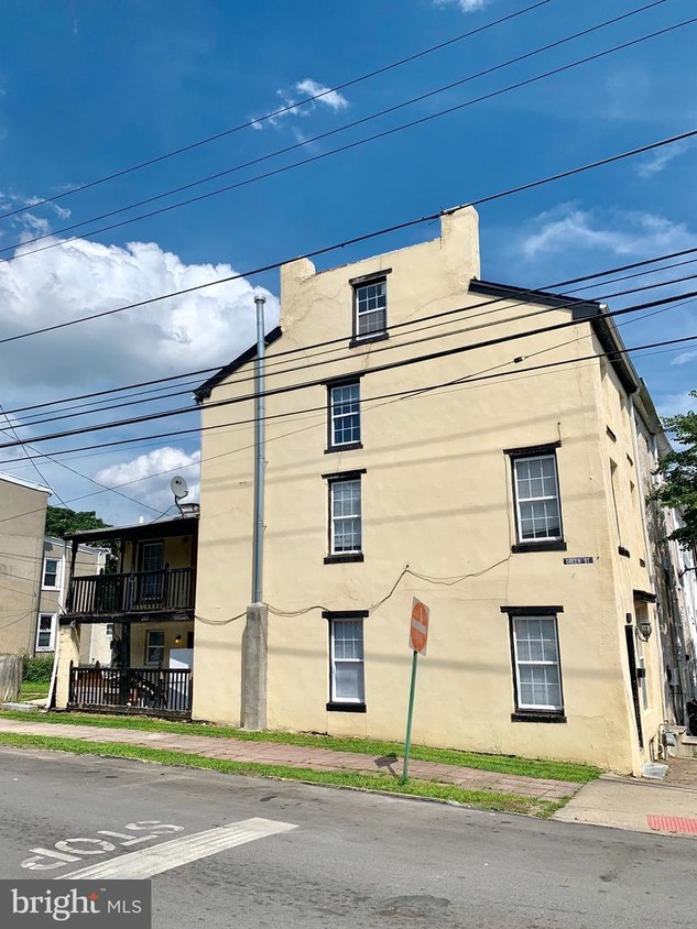 Primary Photo - 201 E Marshall St