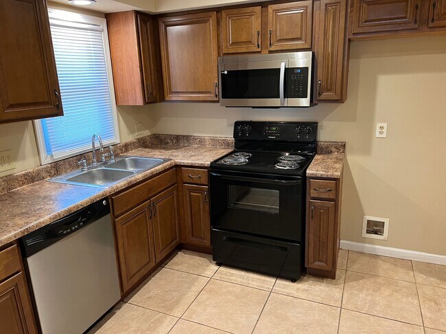 Foto del edificio - 4 Bedrooms! 2 Baths! $1350!