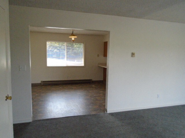 Building Photo - Pet Friendly duplex