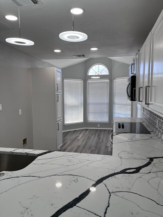 Foto del edificio - 6820 Douglas Creek