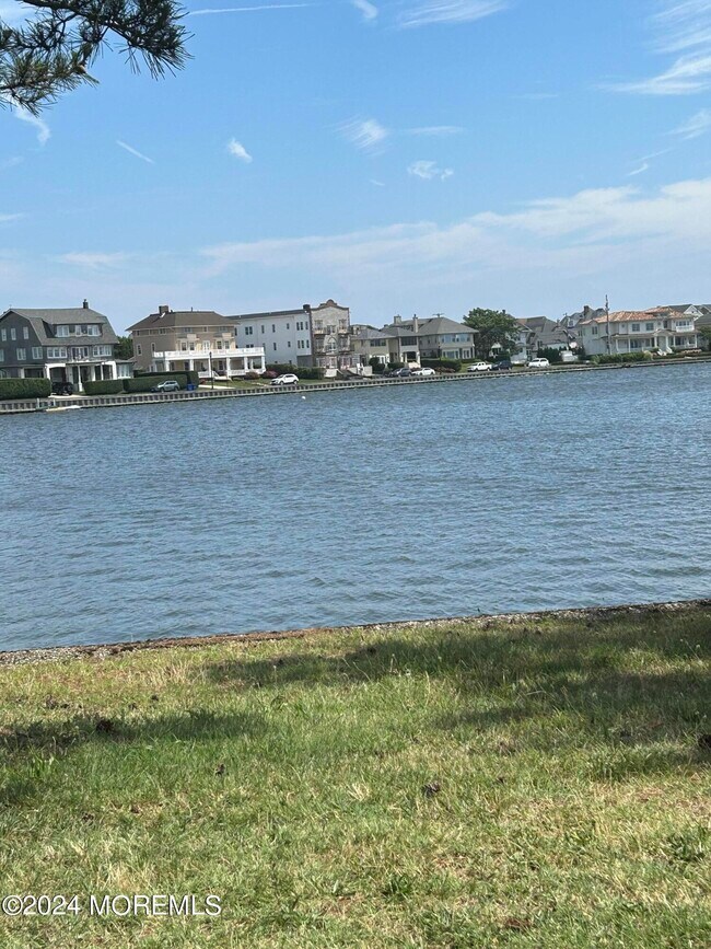 Foto del edificio - 300-306 Deal Lake Dr