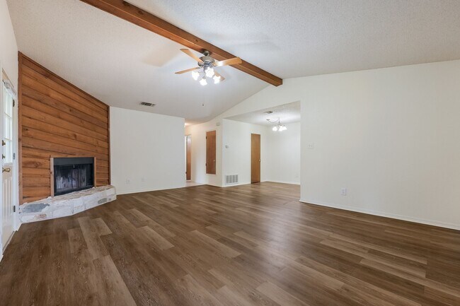 Foto del edificio - Spacious 2/1 Duplex in Central Taylor, Tx