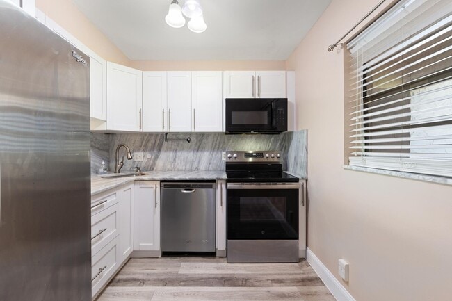 Building Photo - 12015 Greenway Cir S