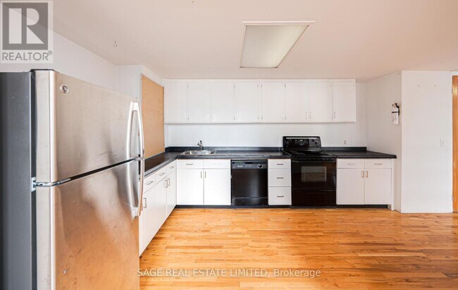 Building Photo - MAIN N - 207A COWAN AVENUE