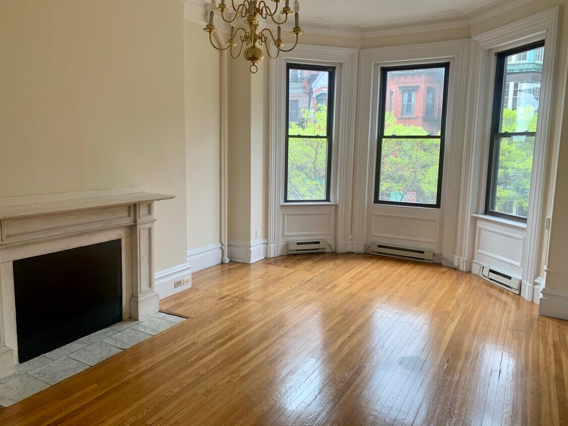 Primary Photo - 130 Newbury St