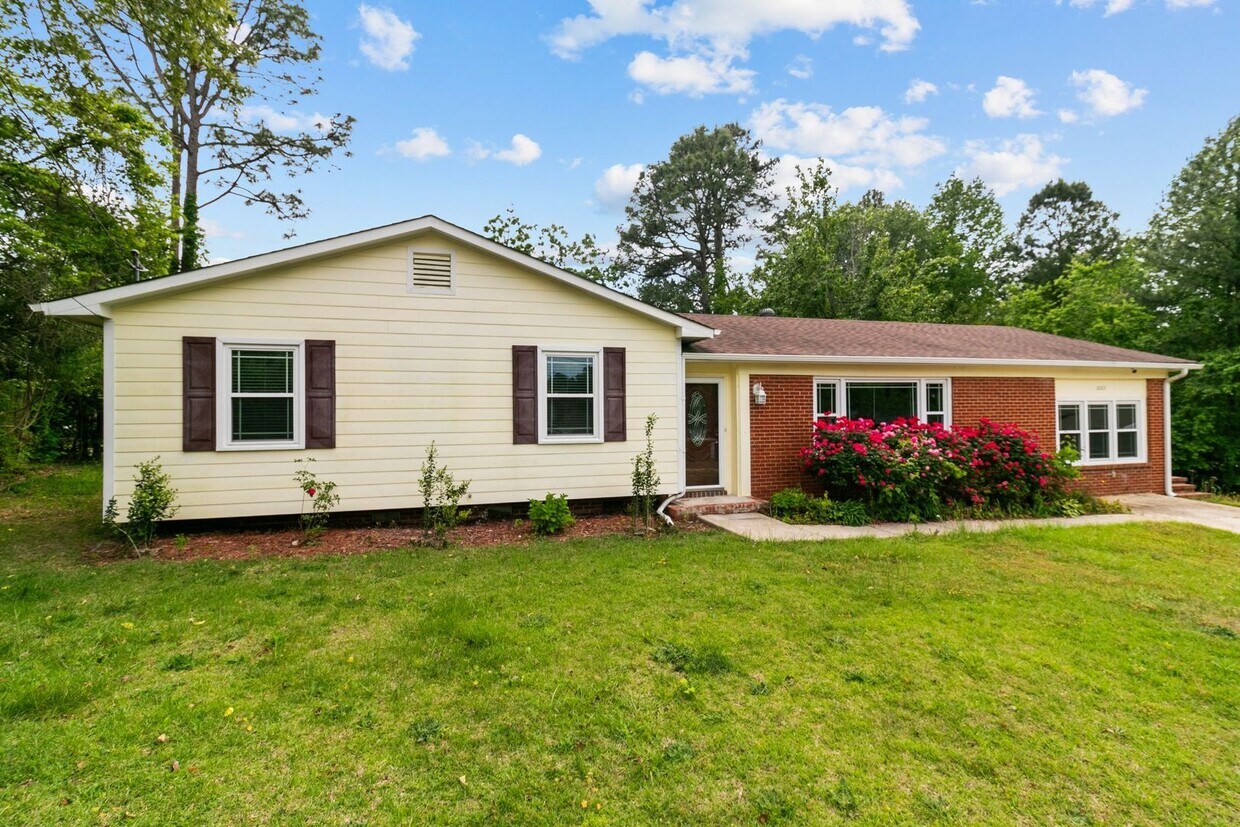 Foto principal - 4 Bedroom 2 Bath Ranch in a cul-de-sac