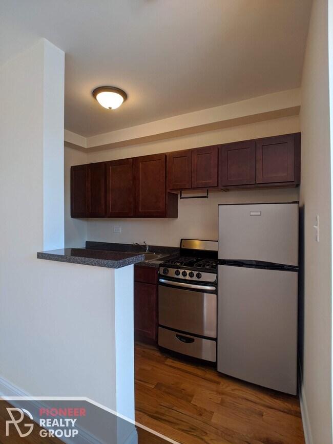 Building Photo - 812 W Diversey Pky