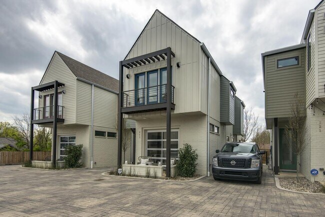 Building Photo - 223 Gentry Ave