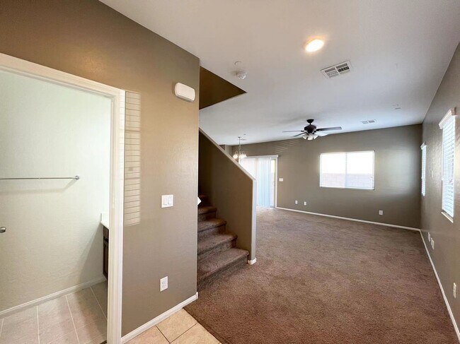 Foto del edificio - Beautiful two-story single-family home