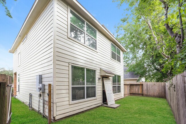 Foto del edificio - 5811 Santa Cecilia Ln