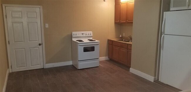 Foto del edificio - 5631 Belarbor St