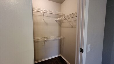 Building Photo - 8641 Victorian Village Dr