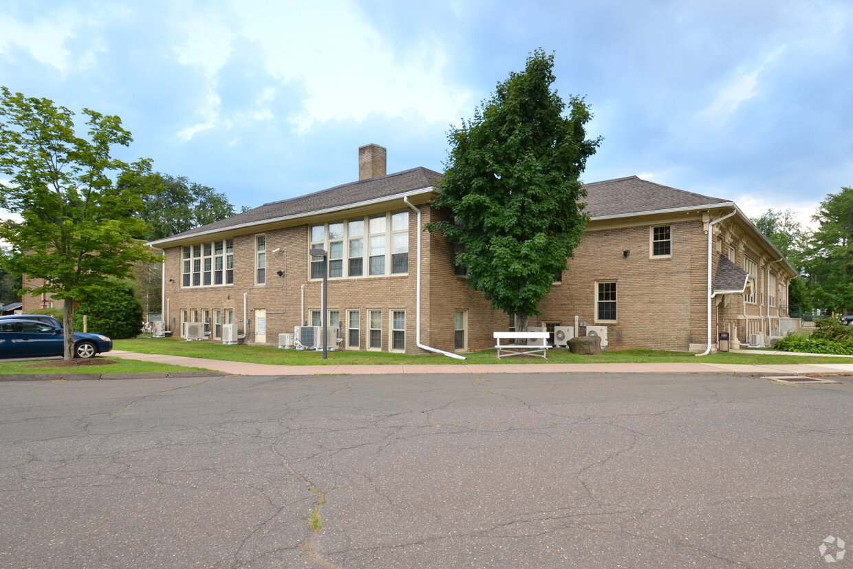 Foto del edificio - John Fitch Court Apartments