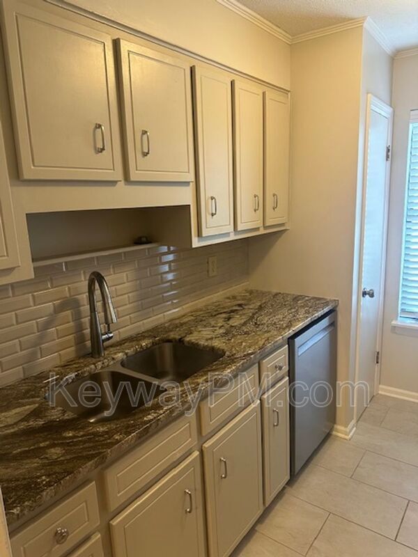 Foto del edificio - 1 Lake Forest Ct
