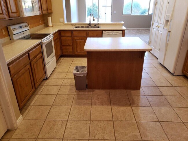 Building Photo - Great 3 bed 2 bath 2 car garage in Coral C...