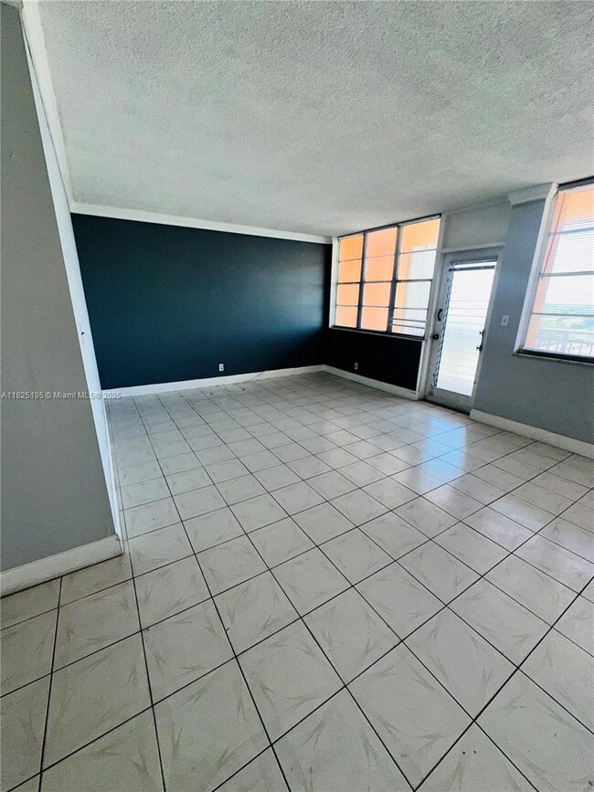 Foto del edificio - 2025 NE 164th St
