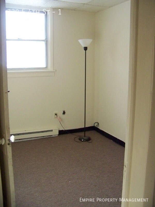 Building Photo - 1st Floor: 1 Bedroom/ 1 Bathroom Apartment...