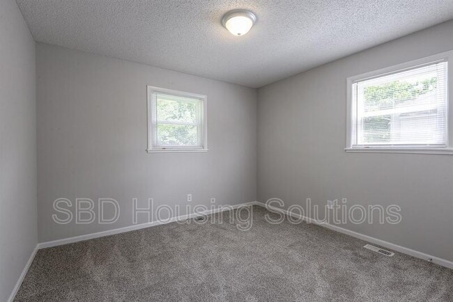 Foto del edificio - 18304 E 18th St N