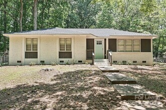 5121 Farm Pond Ln