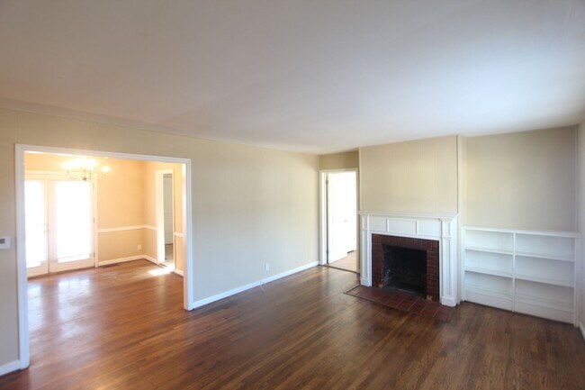 Building Photo - 3 Bedroom, 1 Bath! New on the Market!!  Co...