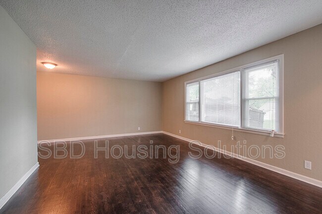 Building Photo - 8803 E 72nd St