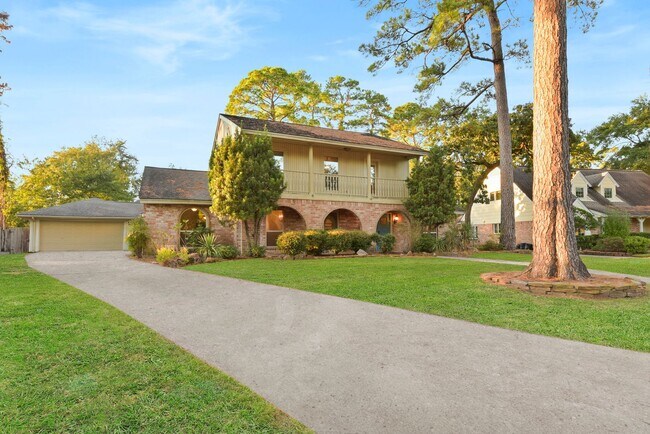 Building Photo - Welcome to Oak Creek Village - spacious unique house with a pool