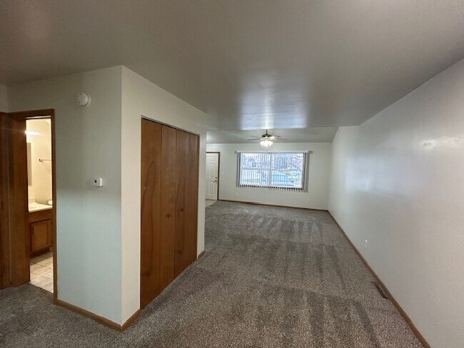 Foto del edificio - 2 bedroom 1.5 bath TOWNHOUSE with double private balconies and private view of the woods!