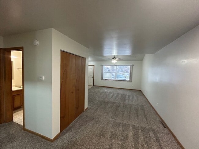 Building Photo - 2 bedroom 1.5 bath TOWNHOUSE with double private balconies and private view of the woods!