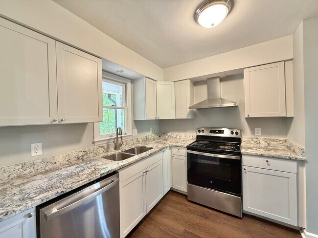 Foto del edificio - Recently Remodeled 3BD, 2.5BA Raleigh Town...