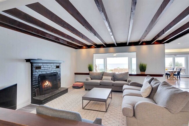 Foto del edificio - 1055 Sound View Rd