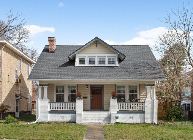 Building Photo - Spacious 3 Bed/4 Bath home - Available NOW!