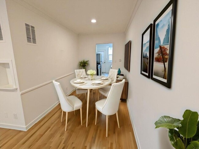 Building Photo - 817 S Windsor Blvd