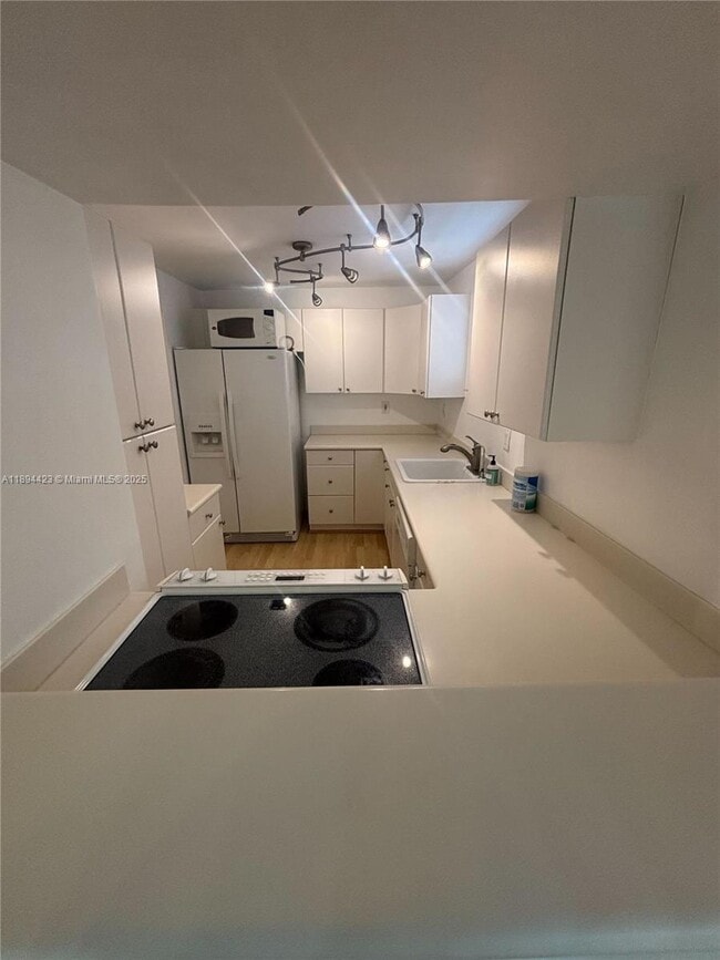 Building Photo - 1150 Collins Ave