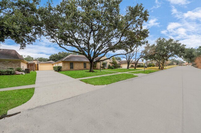 Foto del edificio - 8006 Oakington Dr