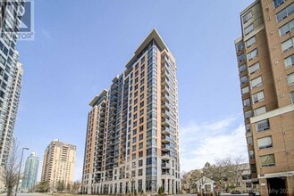Building Photo - 880 Grandview Way