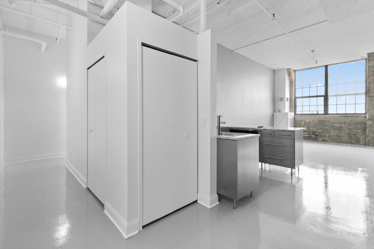 Primary Photo - 6533 E Jefferson Ave