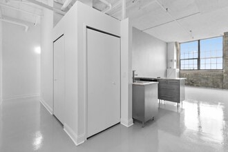 Building Photo - 6533 E Jefferson Ave