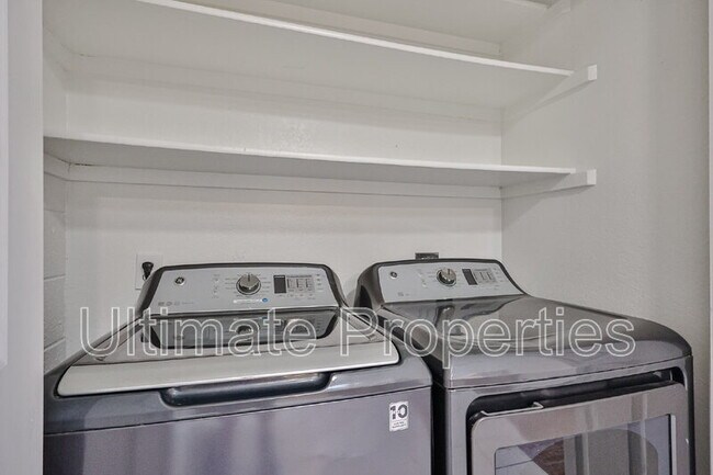 Foto del edificio - 10815 W Northern Ave