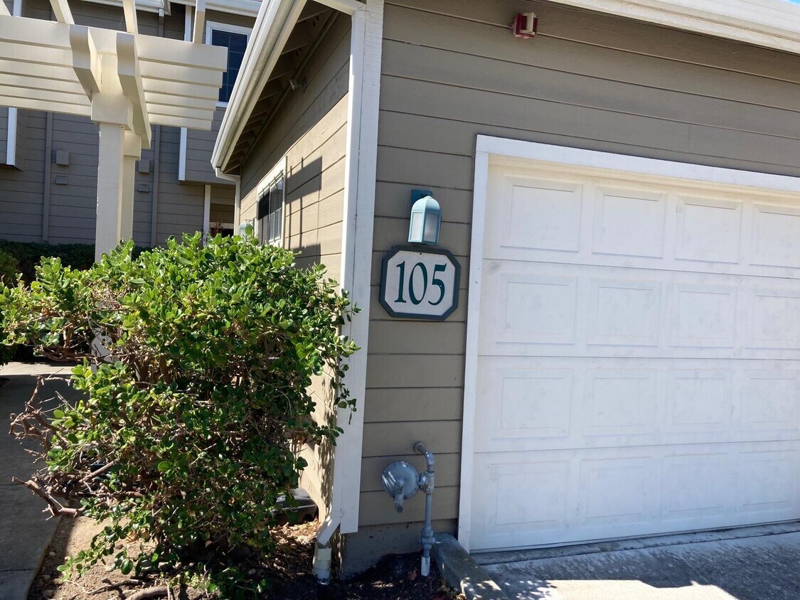 Primary Photo - 105 Farallon Dr