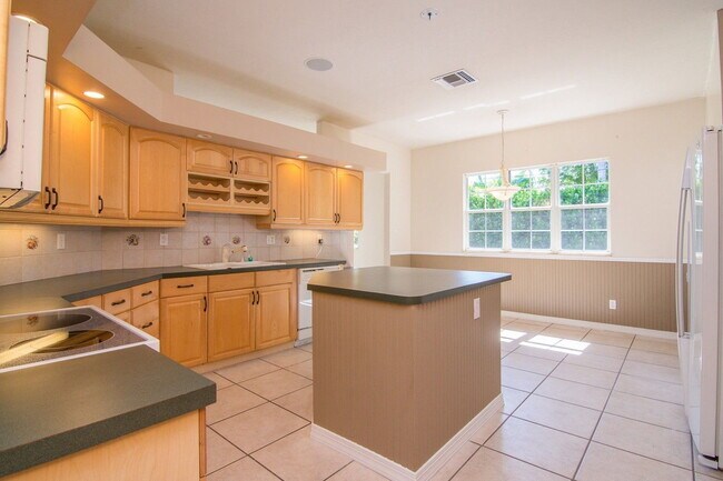 Building Photo - 144 Palm View Dr