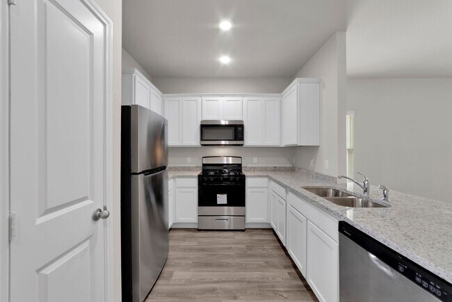 Foto del edificio - Move-In Ready Duplex – 3 Beds, 2.5 Baths, Private Yard