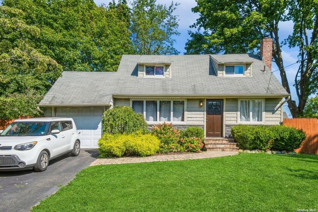 Primary Photo - 6 Elmont Ln