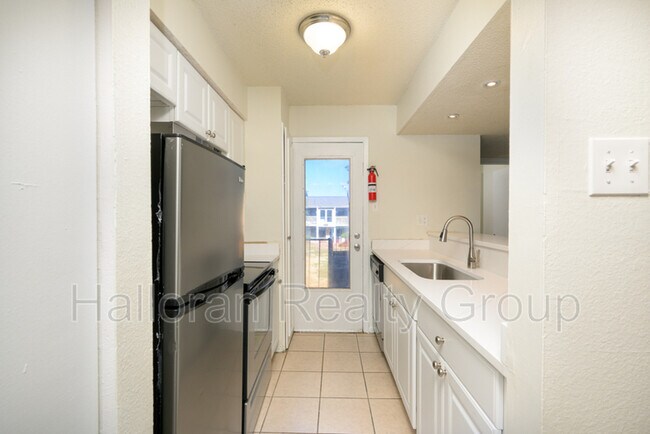 Foto del edificio - 6700 Whispering Oak Pl