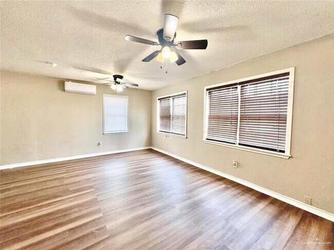 Foto del edificio - 704 E Schunior St